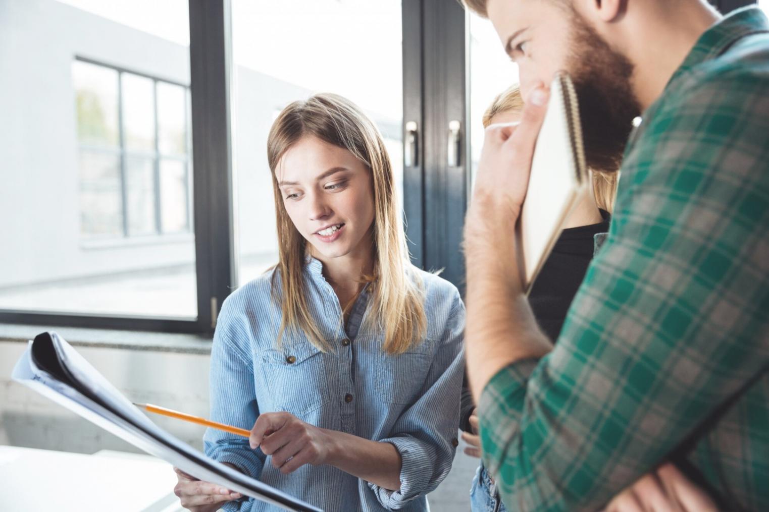 Personas aprendiendo finanzas personales en sesión práctica